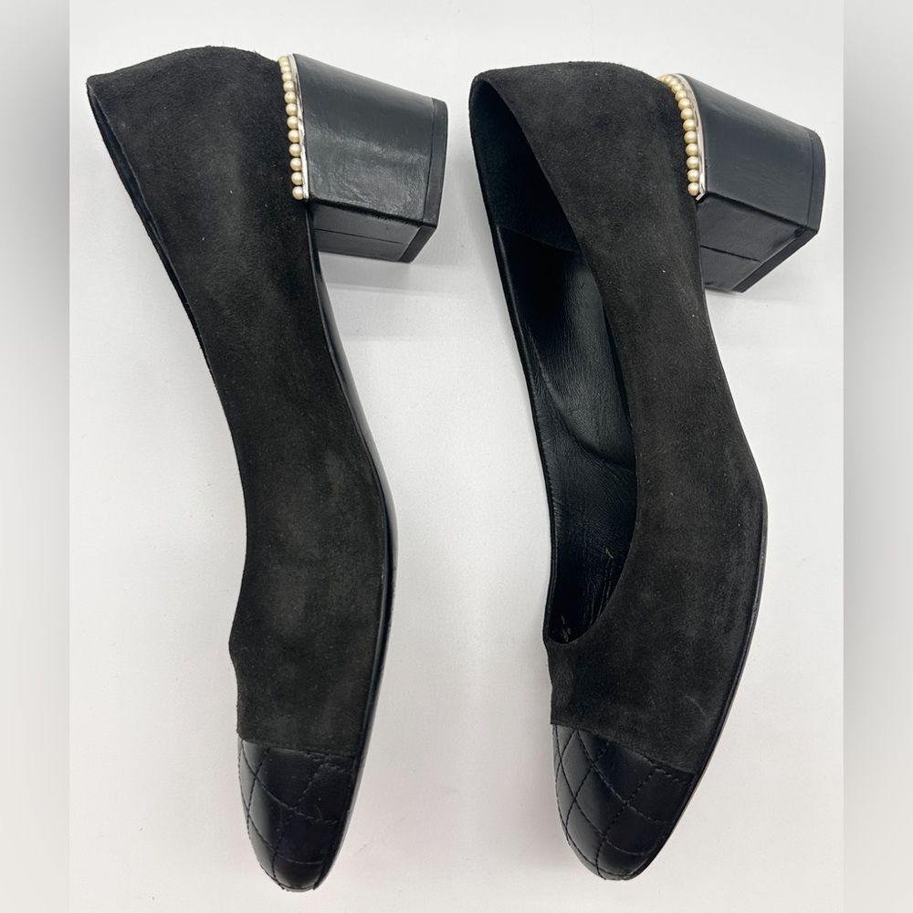 CHANEL CC Logo Quilted Cap Toe Suede Black Pumps Pearl Heels EU 41 C US 10-10.5 - Picture 10 of 15